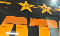 Galatasaray otobüsüne taşlı saldırı!