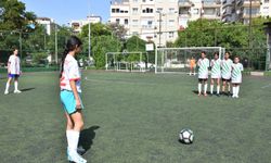 İzmir'de kız öğrencilere futbolu sevdirmek için turnuva