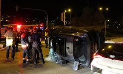 İzmir'de kontrolden çıkarak takla atan otomobil, trafik lambasına çarptı!