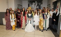 İzmir'de lise öğrencileri atık malzemelerden tarihi kadın kostümleri tasarladı!