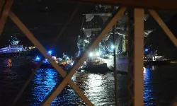 Donanma gemisi Brooklyn Köprüsü’ne çarptı!
