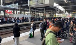 Korkunç kaza... Elektrik hattı trenin üzerine düştü!