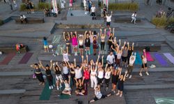 Karşıyaka’da gün batımında yoga buluşması