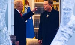 Musk hangi bakanın göğsüne vurdu?