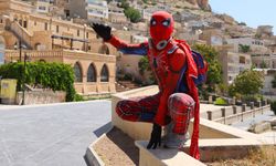 Türkiye’yi Gezen “Örümcek Adam” 64. Durak Olarak Mardin’de