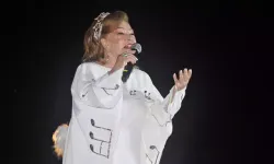 Bedia Akartürk’ün 68 yıllık sanat yolculuğu defileyle ölümsüzleşti