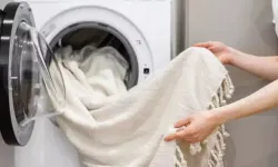 Sararan ve grileşen çamaşır derdine son: Çamaşır makinesine atacağınız tek bir kaşıkla kar beyazı sonuçlar mümkün!