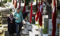 İzmir'de şehit yakınları bayramda şehitliği ziyaret etti