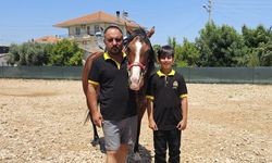 At üstünde okula gelip, karnesini aldı