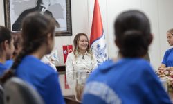 Başkan Mutlu şampiyon kızları ağırladı: Sizinle gurur duyuyoruz