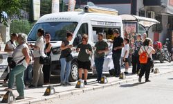Buca'da LGS'ye giren öğrenciler ve ailelerine ikram
