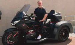 Cem Yılmaz, 2,5 milyonluk motosikletiyle tarzını konuşturdu