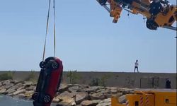 El freni çekilmeyen otomobil, denize düştü