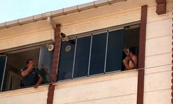 Eşiyle tartıştı, 4 aylık oğlunu pencereden atmaya kalktı