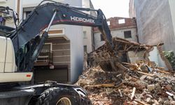 Karşıyaka’da metruk ve riskli binalar tek tek yıkılıyor!