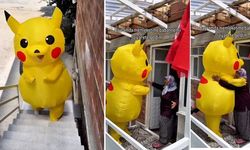 Pikachu bayramda babaannesinin elini öptü