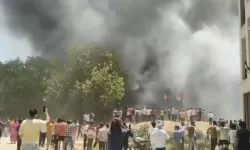 Son dakika: Hindistan’da yolcu uçağı yerleşim alanına düştü!