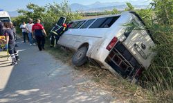 Tarım işçilerini taşıyan minibüs devrildi: 6 yaralı