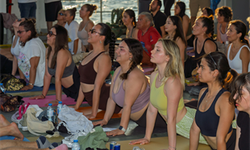 İzmir’de güneşi yoga ile uğurladılar
