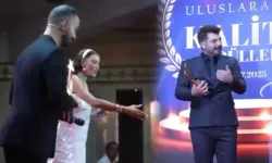 Ödül alırken Özge Ulusoy'u dolandırıcılıkla suçladı