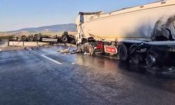 İstanbul-İzmir otoyolu'nda facianın eşiğinden dönüldü: Mazot yüklü tankere çarpan tır devrildi, yol savaş alanına döndü!