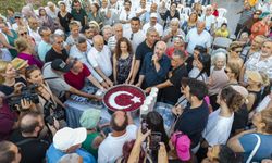 Karşıyaka’da aşure kazanı dostluk için kaynadı: Binlerce kişi aynı sofrada buluştu