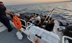 İzmir açıklarında düzensiz göçmen alarmı: Lastik botlarda 81 kişi yakalandı