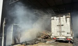 Kamyonette başladı, fabrika alevlere teslim oldu! Kemalpaşa’da korkutan yangın
