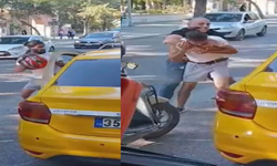 İzmir'de trafikte korkutan anlar: Kurye ile taksi şoförü kasklı kavgaya tutuştu