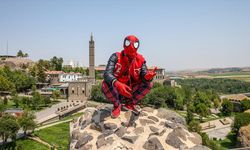 Türkiye'yi gezen "Örümcek Adam" Diyarbakır'da