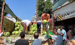 Aydın'da babasının hayrı için bir kamyon karpuz dağıttı