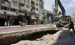 Bornova’da doğal gaz paniği: Altyapı kazısında boru patladı, cadde trafiğe kapatıldı!