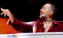 Ata Demirer İzmir’de sahneye damga vurdu: Kahkaha tufanı, müzik ziyafeti
