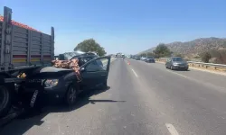 Otomobil tıra çarptı, 72 yaşındaki sürücü yaralandı