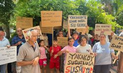 İzmir’de Yakaköy isyanı: Bir aydır susuz kalan mahalleli belediye önünde eylem yaptı!