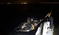 Çeşme açıklarında düzensiz göçmen alarmı: Lastik bottaki 17 kişi kurtarıldı