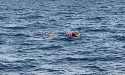 Ege'de umut yolculuğu kabusa döndü: İzmir'de Motoru bozulan lastik bottaki 3'ü çocuk 37 göçmen ölümün kıyısından alındı!