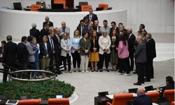 CHP'li vekiller TBMM’de kürsüyü işgal etti