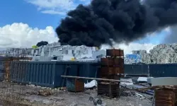 Akhisar sanayi sitesi alevlere teslim: Geri dönüşüm tesisindeki dev yangın Manisa'yı teyakkuza geçirdi