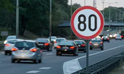 Trafik hız levhaları sil baştan düzenleniyor: Yerlikaya’dan standart vurgusu!