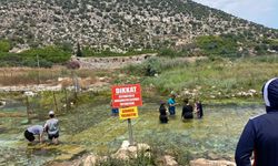 Limyra'da restorasyon çalışmalarına rağmen suya giriyorlar!