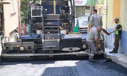 Vandallar Bornova Belediyesi'ne ait araçlara saldırdı