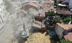 Sındırgı’da deprem sonrası hasarlı binaların yıkımı devam ediyor