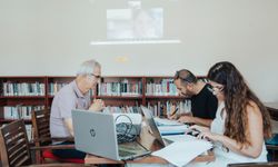 Genç kalemler İzmir'de buluştu: 'Edebiyat Yolculuktur' yarışmasında nefesler tutuldu!