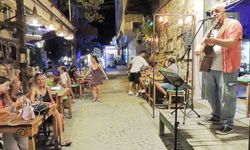 Sahnedeki dingin dev: Çağrı Çetinsel Foça'da büyüledi