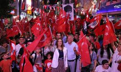 Karşıyaka’da 30 Ağustos coşkusu: Fener alayı Çarşı’yı kırmızı beyaza boyadı