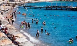 Bodrum’un anlık nüfusu 800 bine dayandı: Plajlarda adım atacak yer kalmadı