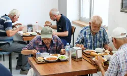 İzmir'de 4 çeşit yemek 50 TL: Vatandaşlar lokanta önünde kuyruk oluşturuyor