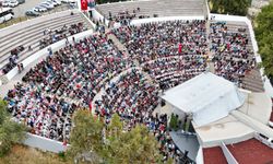 Buca’da kahkaha dolu açılış: Zeki & Metin Amfi Tiyatro perdelerini aralıyor!