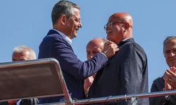 Özel, Bahadın Belediye Başkanı Eroğlu’na CHP rozetini taktı